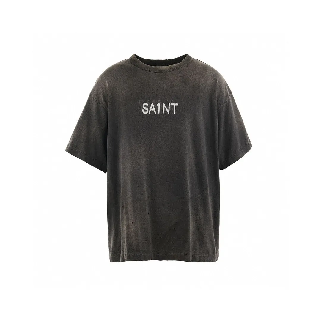 SAINT Mxxxxxx SEVEN DEADLY SS TEE/BLK Phantom SAINT Seven Deadly Sins Printed TEE Washed Black S-XL Look for cylindrical fabrics with no side seams. Don’t buy open width fabrics anymore. It’s boring. Assute garments are dyed. The whole piece is sprayed with Ma Liu. Then spray the heavy parts to fade. The collar and cuffs are frayed. Many hangings are frayed. Accessories are complete. Customized original consistent main mark/wash mark/little angel anti-counterfeiting mark.